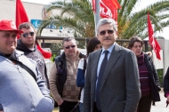 Massimo D'Alema con gli scioperanti di Monna De'Lizia (foto Giuseppe Fanizza)